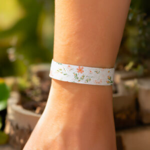 Bracelet ensemencé en papier contenant des graines de fleurs, support écologique personnalisable qui se plante après utilisation